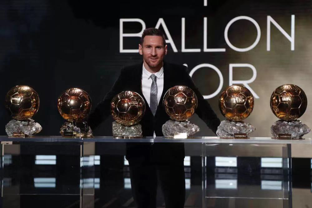 来了，足坛一哥梅西带着六座金球奖和《实况足球手游2020》来了